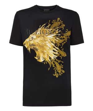 El león definitivamente se ha convertido en el "patronus" de Billionaire. En esta camiseta de jersey de algodón el león está impreso en la parte delantera junto con las letras de la marca en relieve. Se utiliza la misma técnica de impresión para el emblema icónico del canesú. Cuello en punto de canalé. Puños y dobladillo de costura de doble aguja. Dos aberturas laterales en la parte de abajo.