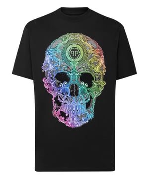 Een ontwerpdetail. Kijk hoe het dit katoenen jersey crewneck T-shirt nieuw leven inblaast. De iconische Skull-folieprint siert deze uniseks creatie. Een saffiaanleren patch met de PP Hexagon is op het juk genaaid. Zomen gestikt met twee naalden.