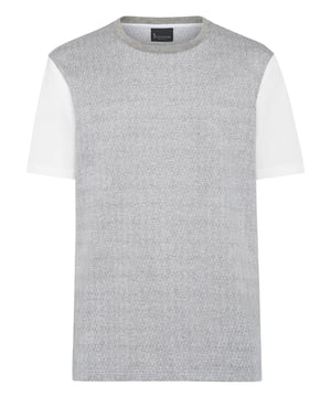 Kleine Figuren werden zu einem dekorativen Muster, wenn sie über ein ganzes Kleidungsstück verteilt sind. Wie bei diesem Baumwoll-T-Shirt mit kontrastfarbenen Ärmeln. Farblich abgesetzter Rippstrick-Ausschnitt. Ärmelbündchen und unterer Saum mit zwei Nadeln abgesteppt.