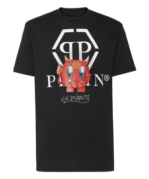 "Lil' Monster Gang" son los estrellas de esta temporada. Para animar su look le recomendamos esta camiseta de algodón. Compruebe sus detalles únicos y destacados.   Camiseta de algodón   El icónico estampado del logotipo en la parte delantera con Lil' Diablo   El hexágono de PP en un parche de cuero saffiano está cosido en el canesú   Escote de punto de canalé   Costura a dos agujas