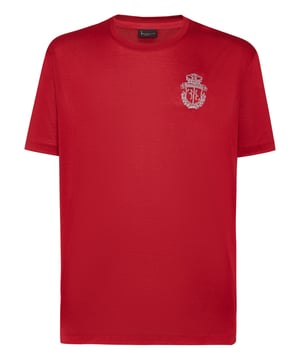 Camiseta confeccionada en jersey de algodón, con el escudo de la marca bordado en el pecho izquierdo. El monograma icónico está bordado en la tira para colgar en el canesú. Cuello de punto de canalé. Puños con pespunte doble. Canto inferior presenta aberturas laterales.