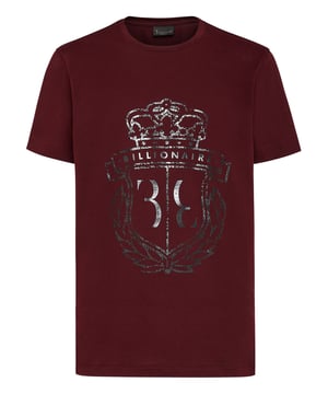 La elegancia rezuma en los detalles. Como en esta camiseta de punto de algodón con el icónico estampado del escudo. Cuello de punto de canalé. Pespunte doble en los puños y en el dobladillo inferior.