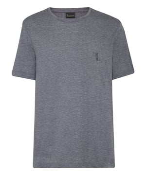 La elegancia se nota en los detalles. Como en el caso de esta camiseta de jerséy de algodón con el icónico escudo tejido en jacquard por toda la espalda. El Monograma de la marca está bordado en el lado izquierdo del pecho. Escote en punto de canalé. Costuras con pespunte doble en ambos puños y dobladillo inferior.
