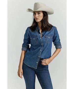 This long-sleeve snap shirt comes with many of the iconic Wrangler details you look for as signs of superior quality, including Western front and back yokes and genuine pearl snaps as well as snap flap pockets with our signature 'W' embroidery. Whether you wear it during the week or you save it for the weekend, you're guaranteed to get compliments anywhere you go.

28-29" Shoulder to Hem.