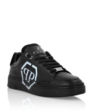 Deze low-top sneakers combineren moeiteloos moderne accenten met luxueus vakmanschap, met het kenmerkende zeshoekige embleem voor een gedurfde, eigentijdse stijl.   Vervaardigd van eersteklas kalfsleder voor een verfijnde, soepele afwerking.   Versierd met een opvallend zeshoekig embleem voor een opvallende touch.   Metalen inzetdetails versterken de moderne uitstraling van de sneaker.   Gevoerd met glad leer voor comfort de hele dag door en een eersteklas gevoel.   Perfect om casual looks op te waarderen met een opvallend silhouet.