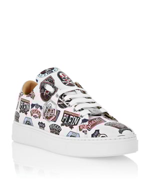 Diese verspielten Low-Top-Sneaker zelebrieren mit ihrem auffälligen Patchwork-Design die Individualität der modernen Streetwear. Gefertigt mit einem Fokus auf Details und Handwerkskunst, bringen sie Energie zu jedem Schritt.   Gefertigt aus luxuriösem Rindsleder für ein glattes, hochwertiges Gefühl.   Lebendiges Patch-Detail fügt einen einzigartigen, aussagekräftigen Touch hinzu.   Signatur-Metalleinsatz verbessert den unverwechselbaren Look der Sneaker.   Lederfutter bietet Komfort und Atmungsaktivität für den ganzen Tag.   Perfekt für das Hinzufügen einer dynamischen, Streetwear-inspirierten Kante zu lässigen Outfits.
