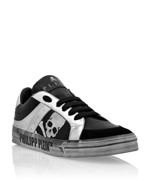 Voor je sportieve look raden we deze basic maar karaktervolle low-top sneakers aan. Bekijk de details.   Zilveren leren, suède en rubberen bovenkant    Skull&Bones gedrukt op de buitenste kwart    Geperforeerde wreef    Contrastkleurige veters en gelogoteerde metalen oogjes    Gelogoteerde kraag    Gedrukte letters op de tussenzool    Hi-tech, ergonomisch, ultra lichtgewicht, schokabsorberende rubberen tussenzool    Gewelfde rubberen buitenzool voor maximale grip    Nappa voering en verwisselbare inlegzool