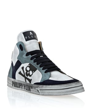 Deze high-top sneakers, die retro cool zijn met een moderne twist, combineren moeiteloos een gedurfd ontwerp met luxueus vakmanschap voor een opvallende street style.   Gemaakt van een mix van eersteklas rundsplitleder en kalfsleder voor een verfijnde afwerking met textuur.   Handtekening doodshoofddetail verbetert de edgy, onderscheidende look van de sneakers.   Zachte lederen voering zorgt voor superieur comfort en ademend vermogen.   High-top silhouet voegt een dynamisch statement toe aan elke outfit.   Perfect om streetwear-geïnspireerde looks op te waarderen met een vleugje luxe.