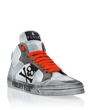 Diese High-Top-Sneaker kanalisieren Retro-Coolness mit einem modernen Twist und vereinen mühelos kühnes Design mit luxuriöser Handwerkskunst für auffälligen Streetstyle.   Gefertigt aus einer Mischung aus hochwertigem Rindspaltleder und Kalbsleder für ein raffiniertes, strukturiertes Finish.   Das charakteristische Totenkopf-Detail unterstreicht den kantigen, unverwechselbaren Look der Sneaker.   Weiches Lederfutter sorgt für überlegenen Komfort und Atmungsaktivität.   High-Top-Silhouette fügt eine dynamische Aussage zu jedem Outfit hinzu.   Perfekt für die Aufwertung von Streetwear-inspirierten Looks mit einem Hauch von Luxus Kante.