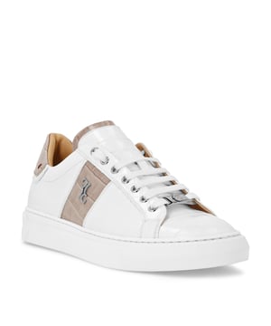 Crocco reliëf  Deze low-top sneakers combineren een verfijnde stijl met een eigentijds accent. Ze zijn voorzien van de kenmerkende merknaam en geraffineerde details, perfect om casual ensembles te accentueren.   Vervaardigd van luxueus kalfsleder voor een soepel, eersteklas gevoel.   Het handtekeninglogo zorgt voor een gedurfde en onderscheidende touch.   Gladde lederen voering zorgt voor superieur comfort en ademend vermogen.   Gestroomlijnd silhouet biedt moderne veelzijdigheid voor verschillende outfits.   Ideaal om een geraffineerd statement toe te voegen aan alledaagse looks.