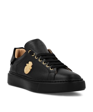 Diese Low-Top-Sneaker strahlen raffinierte Eleganz mit einem modernen Twist aus und definieren lässigen Luxus mit charakteristischen Details und außergewöhnlicher Handwerkskunst neu.   Gefertigt aus Premium-Rindsleder mit einem Hauch von Nubuk für eine glatte, gehobene Oberfläche.   Signatur-Emblem in Metallic-Detail fügt eine unverwechselbare Aussage.   Lederfutter sorgt für luxuriösen Komfort und Atmungsaktivität.   Tadellose Konstruktion bietet eine schlanke Silhouette und moderne Proportionen.   Perfekt, um alltägliche Looks mit einem Hauch von anspruchsvollem Charme aufzuwerten.