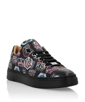 Diese verspielten Low-Top-Sneaker zelebrieren mit ihrem auffälligen Patchwork-Design die Individualität der modernen Streetwear. Gefertigt mit einem Fokus auf Details und Handwerkskunst, bringen sie Energie zu jedem Schritt.   Gefertigt aus luxuriösem Rindsleder für ein glattes, hochwertiges Gefühl.   Lebendiges Patch-Detail fügt einen einzigartigen, aussagekräftigen Touch hinzu.   Signatur-Metalleinsatz verbessert den unverwechselbaren Look der Sneaker.   Lederfutter bietet Komfort und Atmungsaktivität für den ganzen Tag.   Perfekt für das Hinzufügen einer dynamischen, Streetwear-inspirierten Kante zu lässigen Outfits.