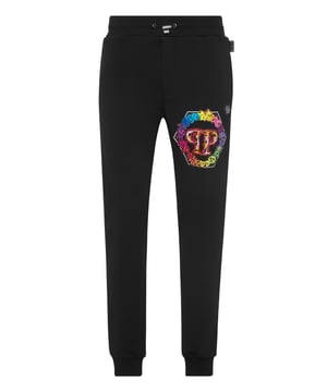 Descubre la exclusividad de estos pantalones de chándal de forro polar de mezcla de algodón con detalles especiales.   Forro polar de mezcla de algodón   Estampado   Parche con logotipo   Bolsillos con aberturas   Cintura acanalada con cordón de ajuste   Puños inferiores de punto elástico.