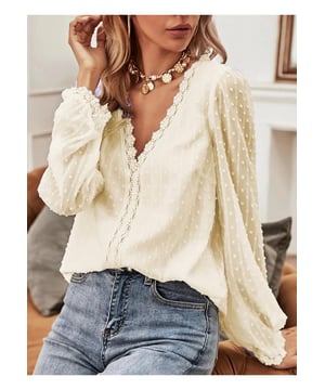 Bluse mit V-Ausschnitt und langen Ärmeln aus Schweizer Punktedetail  
100 % Polyester  
Schweizer Punktmuster  
Spitzenakzente  
V-Ausschnitt  
Lange Ärmel  
Keine Dehnbarkeit  
Maschinenwäsche kalt  
Trocknen im Wäschetrockner bei niedriger Temperatur  
Importiert