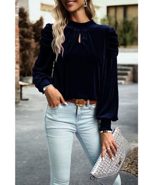 Bindeband-Mockneck-Top aus Samtstoff mit langen Ärmeln  
95 % Polyester, 5 % Elasthan  
Leicht dehnbares Material  
Opakem Samtstoff  
Maschinenwäsche kalt, Schonprogramm im Trockner  
Importiert