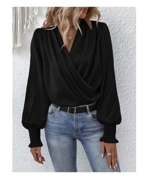 Blusa de sobrepelliz de estilo basico.
  Hecho de 100% poliester.
  Acabado opaco.
  Sin material elastico.
  Detalles fruncidos.
  Mangas de farolillo.
  Lavar a maquina con agua fria.
  Secar en secadora a temperatura baja.
  Importado.
  S: longitud delantera 242 pulgadas busto 378 pulgadas longitud de la manga 254 pulgadas.
  M: longitud delantera 246 pulgadas busto 394 pulgadas longitud de la manga 257 pulgadas.
  L: longitud delantera 252 pulgadas busto 417 pulgadas  Longitud de la manga: 26.2 in.