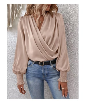 Basis Stil Wickelbluse  
Hergestellt aus 100% Polyester  
Undurchsichtige Optik  
Kein dehnbares Material  
Gerüschte Details  
Laternenärmel  
Maschinenwäsche kalt  
Trocknen im Schonprogramm  
Importiert  
S: Frontlänge 61,5 cm, Brust 96,0 cm, Ärmellänge 64,5 cm  
M: Frontlänge 62,5 cm, Brust 100,0 cm, Ärmellänge 65,5 cm  
L: Frontlänge 64,0 cm, Brust 106,0 cm, Ärmellänge 66,5 cm