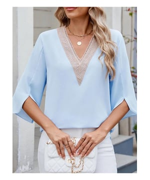 V-Ausschnitt Bluse mit 3/4-Ärmeln  
Spitzen-Details  
Keine Dehnbarkeit  
Materialzusammensetzung: 65% Viskose, 30% Polyester, 5% Spandex  
Pflegehinweise: Maschinenwäsche kalt, bei niedriger Temperatur im Trockner trocknen  
Importiert  
Erhältlich in den Größen S bis 2XL