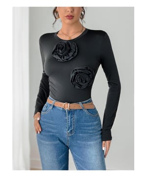 Estilo básico  
Translúcido opaco  
Material altamente elástico  
Composición 100% poliéster  
Lavado a máquina en frío  
Secar a baja temperatura  
Importado  
Disponible en tallas S, M, L y XL con mediciones detalladas proporcionadas