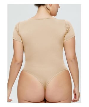 Estilo básico  
Material opaco  
Poco elástico  
65% poliéster, 35% elastano  
Lavado a máquina en frío  
Secar a baja temperatura  
Importado  
Disponible en tallas S a 3XL
