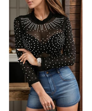 Body de manga larga con adornos de pedreria con cuello alto.
  Tejido semitransparente.
  Material ligeramente elastico.
  95% poliamida 5% elastano.
  Lavar a mano con agua fria.
  No secar en secadora.
  Importado.