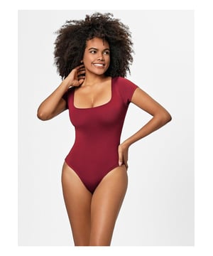 Estilo básico  
Material opaco  
Ligeramente elástico  
65% poliéster 35% elastano  
Lavado a máquina en frío  
Secado a baja temperatura  
Importado  
Disponible en tallas S a 3XL