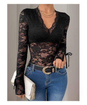 Body de encaje de manga larga con cuello en V.
  Presenta diseno de encaje y atado.
  Acabado semitransparente.
  Material muy elastico.
  Composicion: 90% poliamida 10% elastano.
  Lavar a maquina con agua fria secar en secadora a temperatura baja.
  Importado.
  Disponible en tallas de la S a la XL.