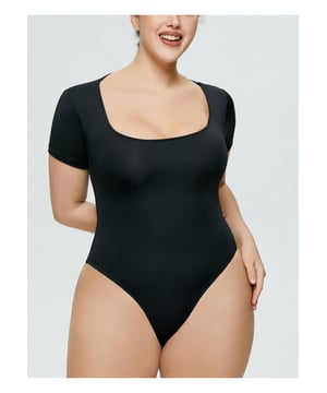 Estilo básico  
Material opaco  
Ligeramente elástico  
65% poliéster 35% elastano  
Lavar a máquina en frío  
Secar a baja temperatura  
Importado  
Disponible en tallas S a 3XL