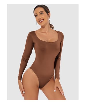 Bodysuit de manga larga con escote amplio en tallas grandes  
  Estilo básico  
  Transparente: Opaco  
  Ligeramente elástico  
  Composición del material: 65% poliéster 35% elastano  
  Instrucciones de cuidado: Lavar a máquina en frío, secar a baja temperatura  
  Importado  
  Disponible en tallas S a 3XL  