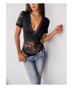 Body de manga corta con encaje.
  Presenta un intrincado diseno de encaje.
  Estiramiento moderado para mayor comodidad.
  Composicion del material: 85% poliamida 15% elastano.
  Instrucciones de cuidado: Lavar a maquina con agua fria Secar en secadora a temperatura baja.
  Importado.