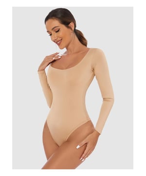 Body de manga larga con escote amplio en talla completa  
Estilo básico  
Translúcido: Opaco  
Ligeramente elástico  
Composición del material: 65% poliéster 35% elastano  
Instrucciones de cuidado: Lavado a máquina en frío, secar a baja temperatura  
Importado  
Disponible en tallas S a 3XL