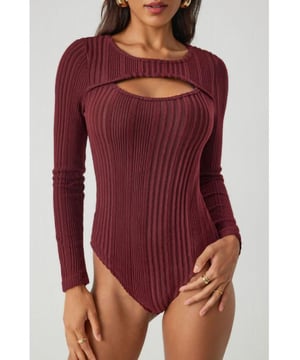 Diseno recortado.
  Material opaco.
  Ligeramente elastico.
  Hecho de 95% poliester y 5% spandex.
  Lavar a maquina con agua fria secar en secadora a temperatura baja.
  Importado.
  Disponible en tallas S (US 2/4) M (US 6) y L (US 8).
  Medidas para la talla S: Largo superior 27.6 pulgadas Busto 29.9 pulgadas Cintura 24.4 pulgadas Largo de la manga 23.2 pulgadas.
  Medidas para la talla M: Longitud superior 28 pulgadas  Busto 31.5 pulgadas Cintura 26 pulgadas Largo de la manga 23.6 pulgadas.
  Medidas para la talla L: Largo superior 28.3 pulgadas Busto 33.1 pulgadas Cintura 27.6 pulgadas Largo de la manga 24 pulgadas.
