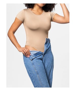 Cuerpo entero de manga corta con cuello redondo  
Estilo básico  
Opaco y transparente  
Ligeramente elástico  
Fabricado con 79.3% poliéster y 20.7% spandex  
Lavar a máquina en frío, secar a baja temperatura  
Importado  
Disponible en tallas S a 3XL  
Material: 95% poliéster 5% spandex