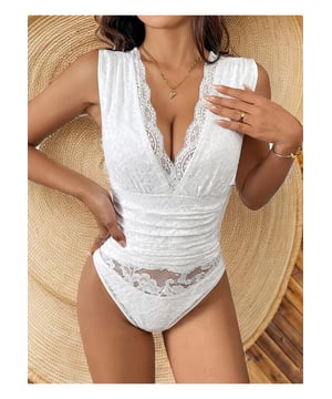 Body sin mangas con escote en V de encaje.
  Semitransparente.
  Muy elastico.
  95% poliester 5% elastano.
  Lavar a maquina con agua fria secar en secadora a temperatura baja.
  Importado.
  Tallas disponibles: S M L XL.
  Medidas de la talla S: Longitud superior 28 pulgadas Busto 30.7 pulgadas Cintura 25.6 pulgadas Cadera 29.5 pulgadas.
  Medidas talla M: Longitud superior 28.4 pulgadas Busto 32.3 pulgadas Cintura 27.2 pulgadas Cadera 31.1 pulgadas.
  Medidas de la talla L: Largo superior 29.1 pulgadas Busto 34.6 pulgadas Cintura 29.5 pulgadas Cadera 33.5 pulgadas.
  Medidas talla XL: Largo superior 29.8 pulgadas Busto 37 pulgadas Cintura 31.9 pulgadas Cadera 35.8 pulgadas.