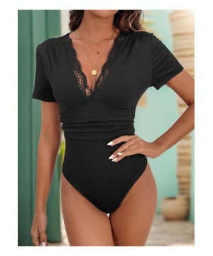 Detalle de encaje  
Cuello en V  
Mangas cortas  
Transparente: Opaco  
Elasticidad: Muy elástico  
Composición del material: 95% poliéster 5% elastano  
Instrucciones de cuidado: Lavar a máquina en frío y secar a baja temperatura  
Importado  
Tamaño S: Largo de la parte superior 28 pulgadas Bust 32.3 pulgadas Cintura 32.3 pulgadas Cadera 29.9 pulgadas  
Tamaño M: Largo de la parte superior 28.4 pulgadas Bust 33.9 pulgadas Cintura 33.9 pulgadas Cadera 31.5 pulgadas  
Tamaño L: Largo de la parte superior 29.1 pulgadas Bust 36.2 pulgadas Cintura 36.2 pulgadas Cadera 33.9 pulgadas  
Tamaño XL: Largo de la parte superior 29.8 pulgadas Bust 38.6 pulgadas Cintura 38.6 pulgadas Cadera 36.2 pulgadas  