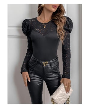 Detalles de encaje  
Cuello redondo  
Mangas abullonadas  
Tejido semi-translúcido  
Material altamente elástico  
70% viscosa 30% elastano  
Lavar a máquina en frío  
Secar a baja temperatura  
Importado  
Disponible en tallas S a XL