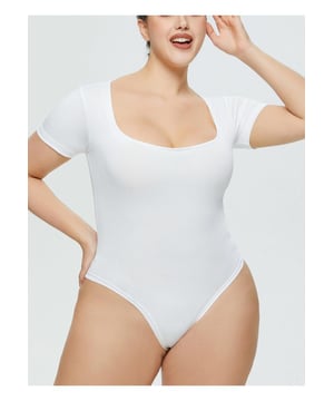 Estilo básico  
Material opaco  
Ligeramente elástico  
65% poliéster, 35% elastano  
Lavar a máquina en frío  
Secar en secadora a baja temperatura  
Importado  
Disponible en tallas S a 3XL