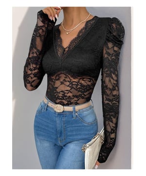 Bodysuit de manga larga con escote en V de encaje  
Diseño semi transparente  
Material muy elástico  
Composición 100% poliéster  
Lavar a máquina con agua fría, secar a baja temperatura  
Importado  
Disponible en tallas S a XL