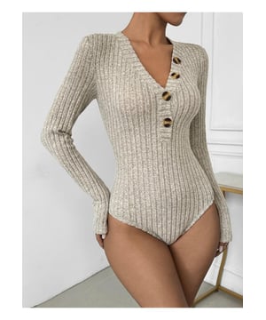 Botón decorativo  
Tejido opaco  
Altamente elástico  
95% poliéster 5% elastano  
Lavable a máquina en frío, secar a baja temperatura  
Importado  
Tamaño S: Busto 30.7 pulgadas Longitud de la parte superior 28.1 pulgadas  
Tamaño M: Busto 32.3 pulgadas Longitud de la parte superior 28.6 pulgadas  
Tamaño L: Busto 34.6 pulgadas Longitud de la parte superior 29.3 pulgadas  
Tamaño XL: Busto 37 pulgadas Longitud de la parte superior 30 pulgadas  
Material: Tejido de punto, probablemente una mezcla de materiales como poliéster, rayón o una mezcla similar para suavidad y elasticidad.