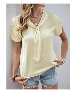 Verdrehtes Design  
Schlitze-Detail  
Hergestellt aus 100% Polyester  
Keine Dehnung  
Maschinenwäsche kalt  
Im Trockner bei niedriger Temperatur trocknen  
Importiert  
Produktmaße in Zoll und Größenumrechnung:  
Größe S: US 4 Oberteil Länge 23,6 Brust 39 Schulter 15,2 Ärmellänge 7,5  
Größe M: US 6/8 Oberteil Länge 24 Brust 40,6 Schulter 15,6 Ärmellänge 7,7  
Größe L: US 10/12 Oberteil Länge 24,6 Brust 42,9 Schulter 15,9 Ärmellänge 8  
Größe XL: US 14 Oberteil Länge 25,2 Brust 45,3 Schulter 16,3 Ärmellänge 8,3  
Material: Polyester