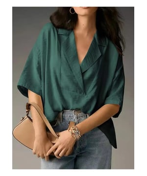 Bluse mit Kragen und halben Ärmeln  
  Basic-Stil  
  Materialzusammensetzung: 95% Polyester 5% Spandex  
  Pflegehinweise: Maschinenwäsche kalt, im Wäschetrockner bei niedriger Temperatur trocknen  
  Importiert  
  Erhältlich in den Größen S bis 2XL