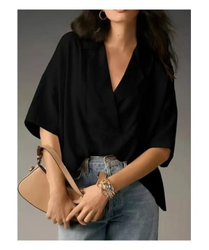 Bluse mit Kragen und halbärmel
  Basic-Stil
  Materialzusammensetzung: 95% Polyester, 5% Spandex
  Pflegehinweise: Maschinenwäsche kalt, bei niedriger Temperatur im Trockner trocknen
  Importiert
  Erhältlich in den Größen S bis 2XL
