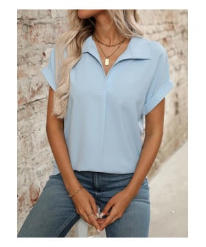 Damen Bluse mit Kragen und kurzen Ärmeln  
  Schlichtes Design  
  Kein Stretch  
  100% Polyester  
  Maschinenwäsche kalt  
  Bei niedriger Temperatur im Trockner trocknen  
  Importware  
  Größe S: Länge des Tops 65 cm Brust 100 cm  
  Größe M: Länge des Tops 66 cm Brust 105 cm  
  Größe L: Länge des Tops 67 cm Brust 110 cm  
  Größe XL: Länge des Tops 68 cm Brust 118 cm  
  Größe 2XL: Länge des Tops 69 cm Brust 126 cm  
Material: Polyester