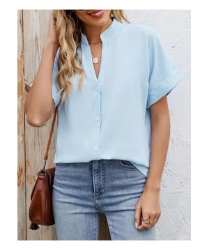 Blusa de manga corta con muescas.
  Abotonada en la parte delantera.
  No elastica.
  Composicion del material: 65% rayon 30% poliester 5% elastano.
  Instrucciones de cuidado: Lavar a maquina con agua fria secar en secadora a temperatura baja.
  Importado.
  Disponible en tallas de la S a la 2XL.