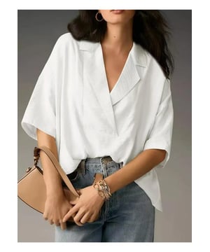 Bluse mit Kragen und halben Ärmeln  
  Basic-Stil  
  Materialzusammensetzung: 95% Polyester 5% Spandex  
  Pflegehinweise: Maschinenwäsche kalt, im Trockner bei niedriger Temperatur trocknen  
  Importiert  
  Erhältlich in den Größen S bis 2XL  