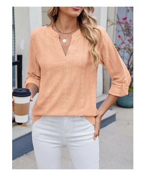 Eyelet Notched Roll
  Tab Sleeve Top
  Materiaalsamenstelling: 65% rayon 30% polyester 5% spandex
  Geen stretch
  Verzorgingsinstructies: Machinewas koud droogtrommel laag
  Geimporteerd
  Verkrijgbaar in de maten S tot 2XL met specifieke afmetingen voor lengte buste en mouwlengte