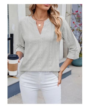 Eyelet Notched Roll
  Tab Sleeve Top
  Materiaalsamenstelling: 65% rayon 30% polyester 5% spandex
  Geen stretch
  Verzorgingsinstructies: Machinewas koud droogtrommel laag
  Geimporteerd
  Verkrijgbaar in de maten S tot 2XL met specifieke afmetingen voor lengte buste en mouwlengte
