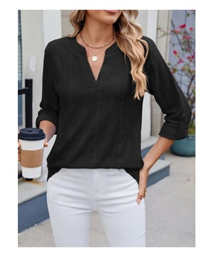 Eyelet Notched Roll
  Tab Sleeve Top
  Materiaalsamenstelling: 65% rayon 30% polyester 5% spandex
  Geen stretch
  Verzorgingsinstructies: Machinewas koud droogtrommel laag
  Geimporteerd
  Verkrijgbaar in de maten S tot 2XL met specifieke afmetingen voor lengte buste en mouwlengte