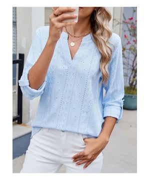 Eyelet Notched Roll
  Tab Sleeve Top
  Materiaalsamenstelling: 65% rayon 30% polyester 5% spandex
  Geen stretch
  Verzorgingsinstructies: Machinewas koud droogtrommel laag
  Geimporteerd
  Verkrijgbaar in de maten S tot 2XL met specifieke afmetingen voor lengte buste en mouwlengte