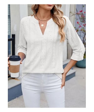 Eyelet Notched Roll
  Tab Sleeve Top
  Materiaalsamenstelling: 65% rayon 30% polyester 5% spandex
  Geen stretch
  Verzorgingsinstructies: Machinewas koud droogtrommel laag
  Geimporteerd
  Verkrijgbaar in de maten S tot 2XL met specifieke afmetingen voor lengte buste en mouwlengte
